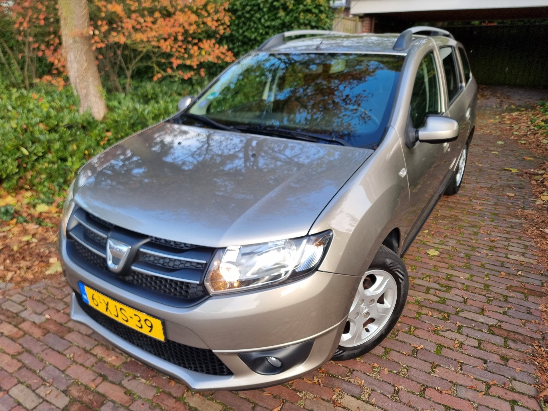 Dacia Logan MCV 0.9 TCe Prestige EXPORT, Auto's, Voorwielaandrijving, Bruin, Origineel Nederlands, Bedrijf