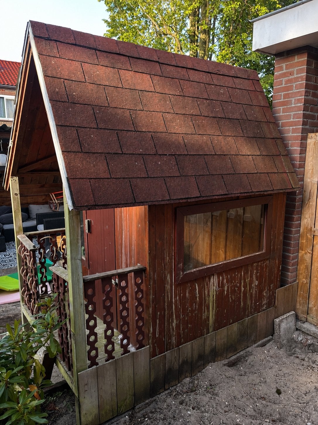 Charmant houten speelhuisje met veranda, Ophalen, Gebruikt, Hout