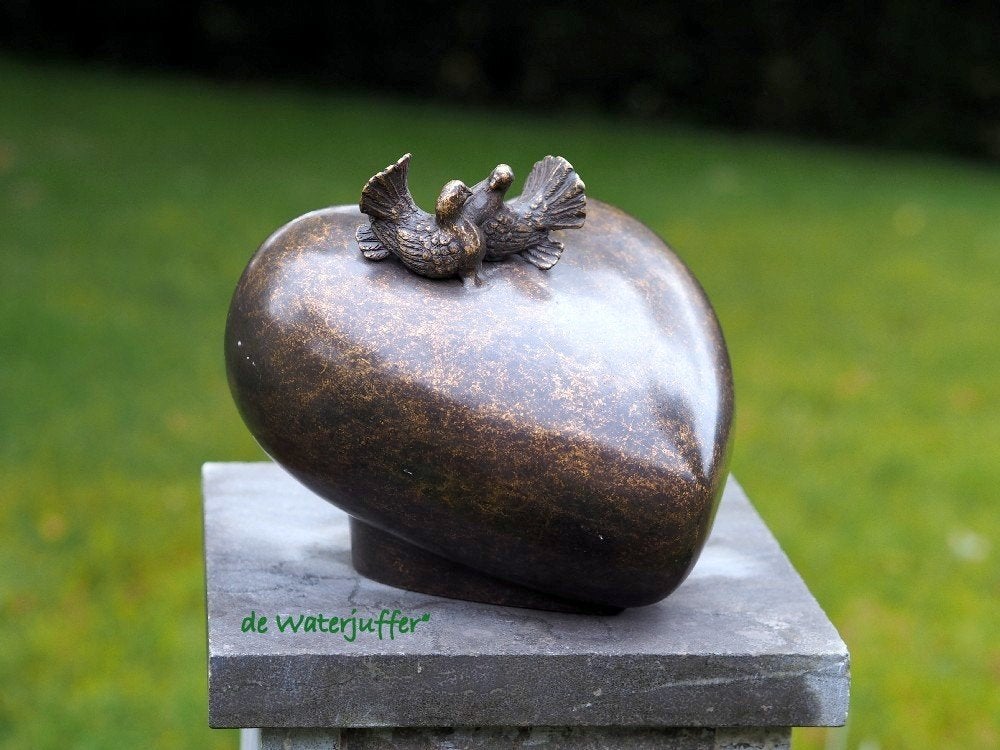 063* bronzen urne met duifjes (Boven €75 geen verzendkosten), Tuin en Terras, Tuinbeelden, Ophalen of Verzenden, Nieuw, Overige materialen