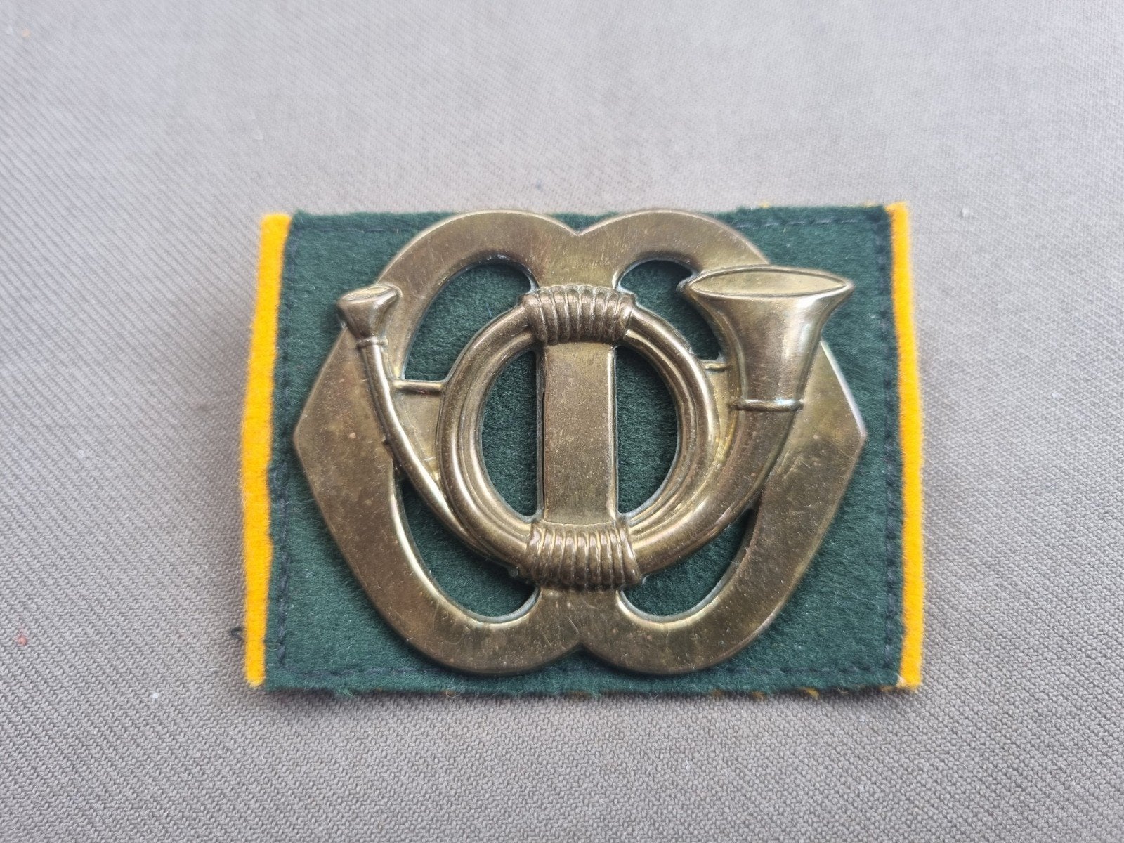 Oud baretembleem Garde Jagers (oogjes direct), Ophalen of Verzenden, Landmacht, Nederland, Embleem of Badge