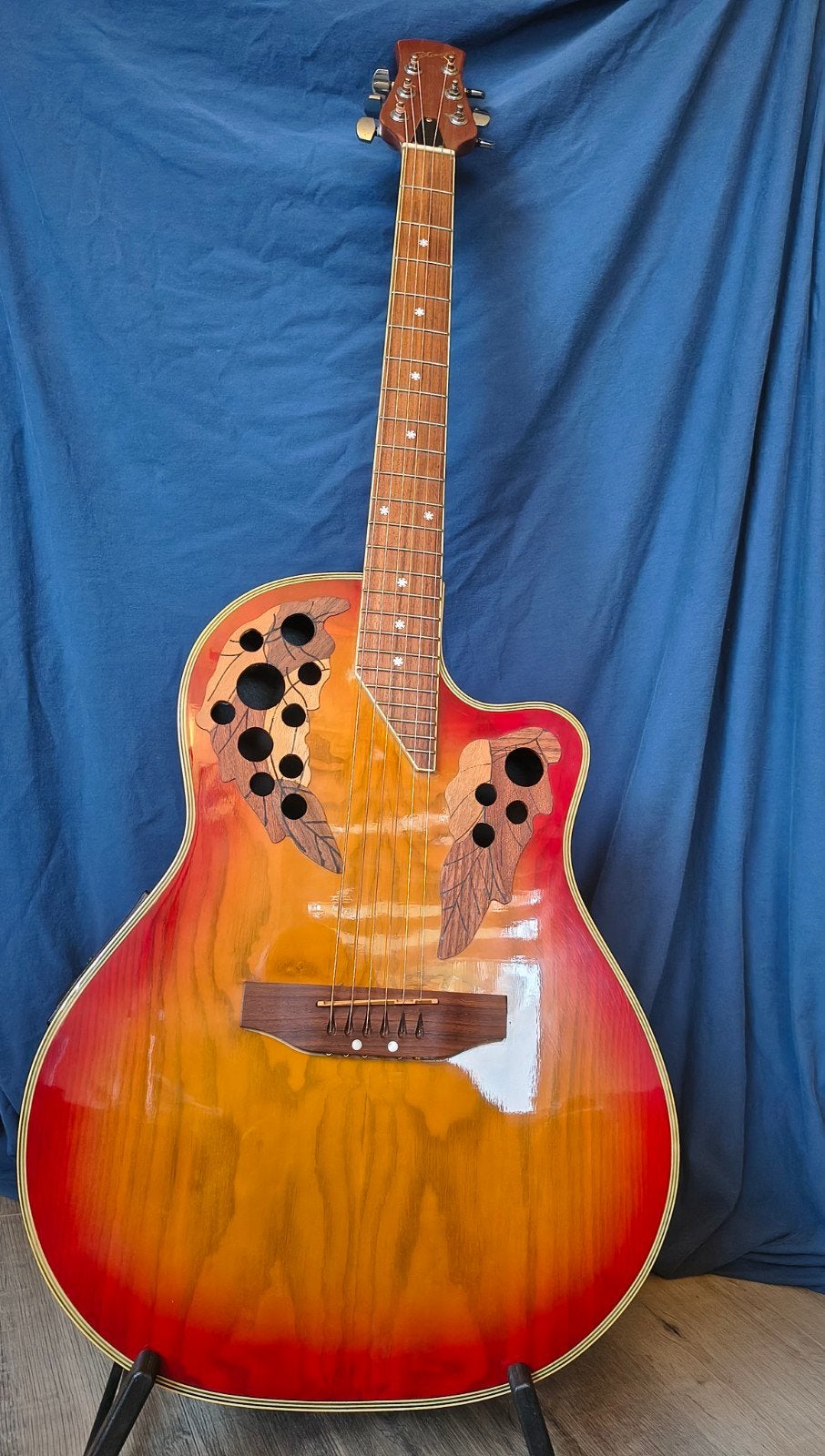 Stagg semi-akoestische gitaar (rechtshandig) met standaard, Ophalen, Zo goed als nieuw, Western- of Steelstringgitaar, Met (piezo-)element