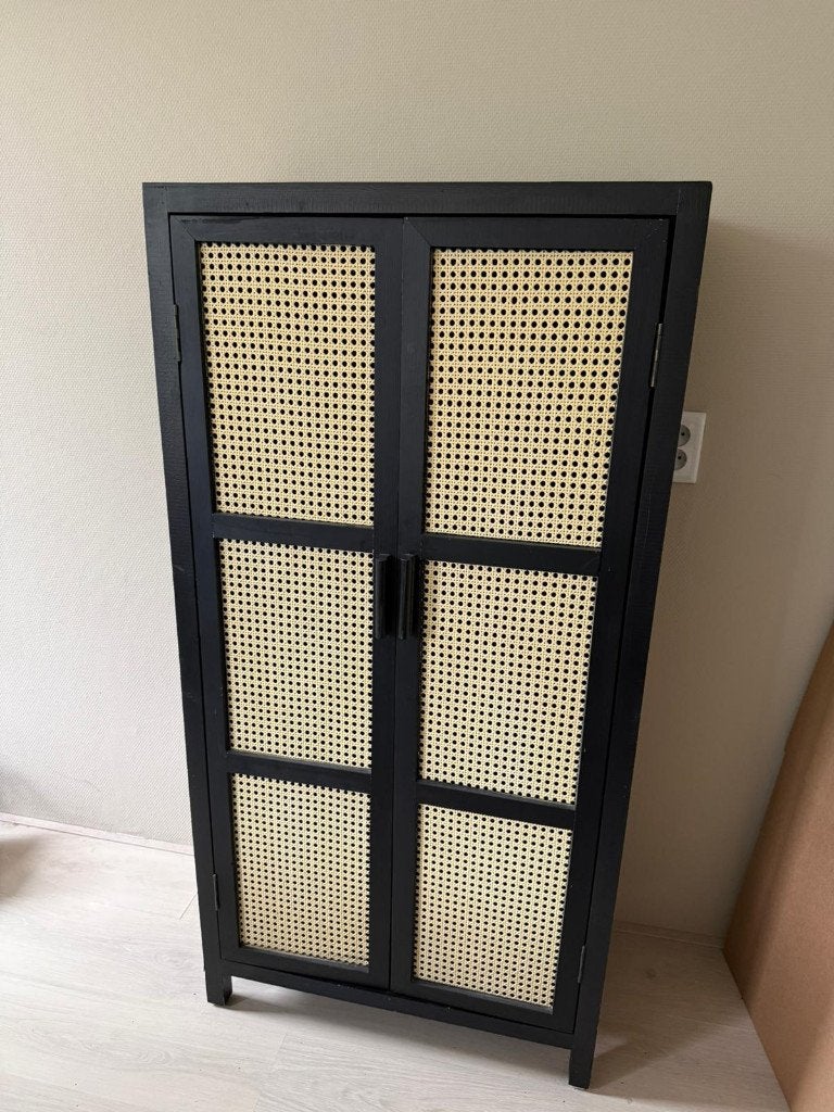 Zwarte rotan kast Bandung met deuren en planken, Huis en Inrichting, Kasten | Wandmeubels, Ophalen, Overige materialen, 100 tot 150 cm
