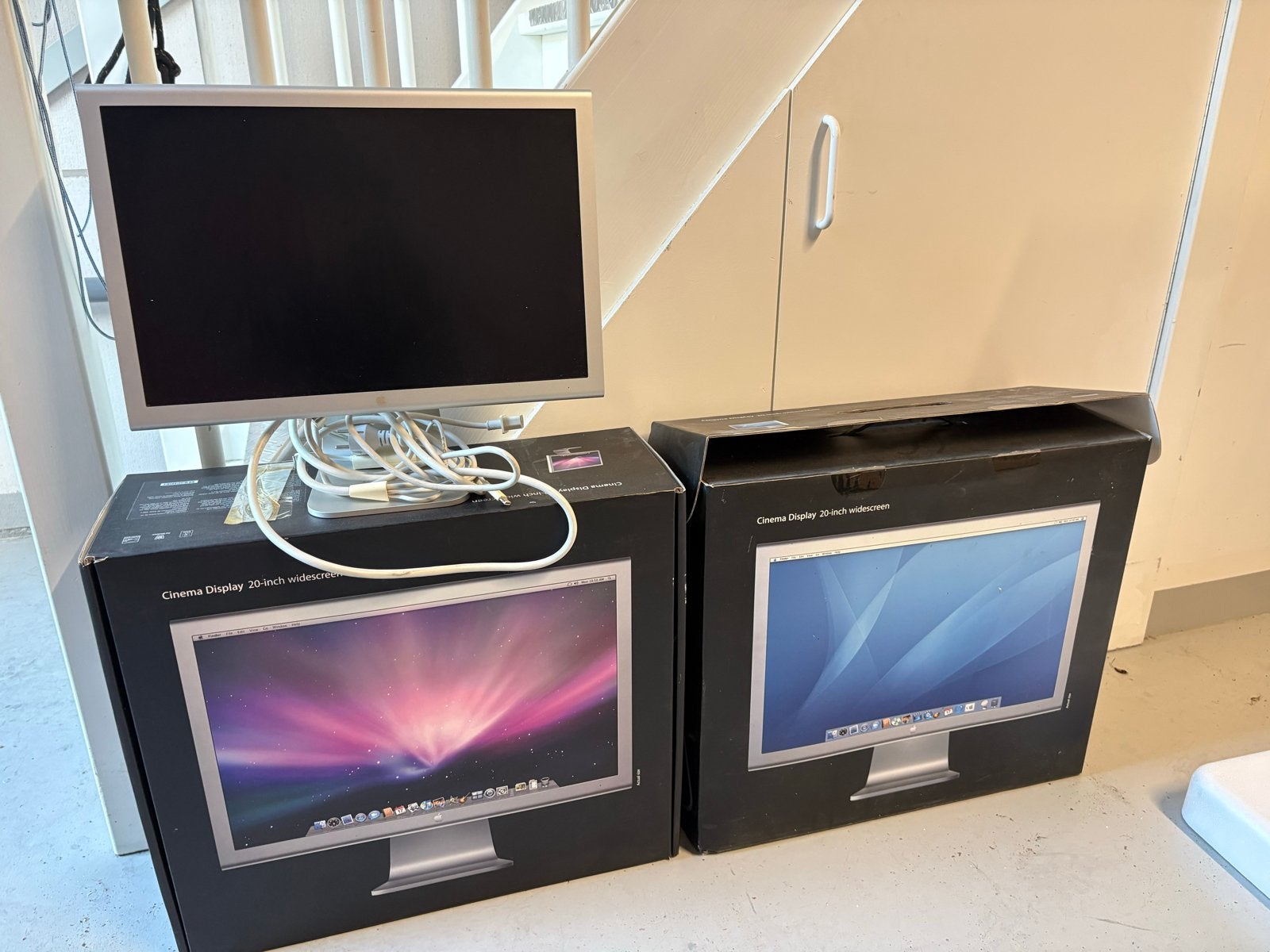 Twee Apple Cinema Display 20-inch monitoren - GRATIS af te h, Ophalen, Gebruikt