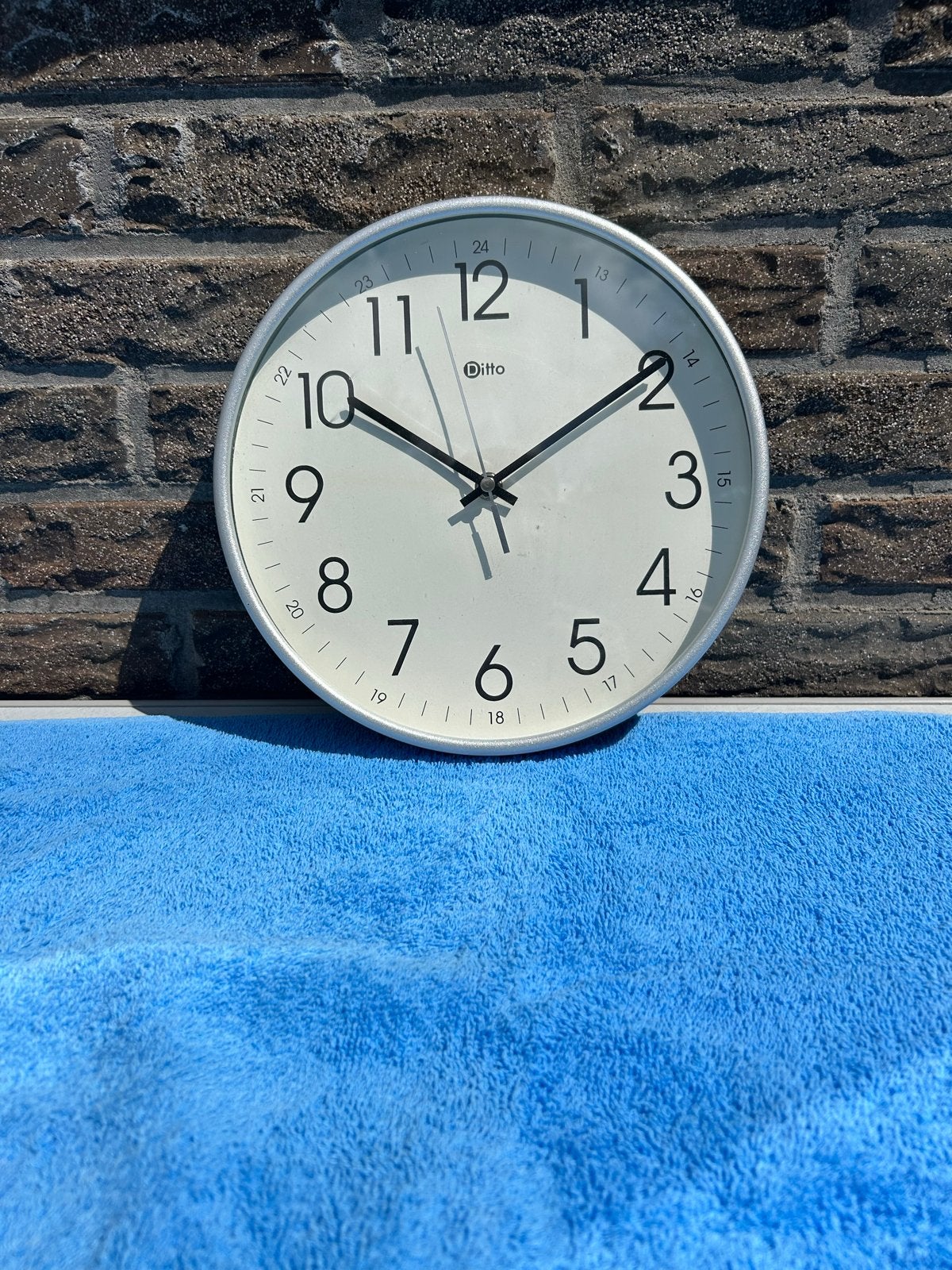 Ditto Wandklok - Analoog, Wit/Zilver, Ophalen, Wit, Analoog, Werkt op batterijen
