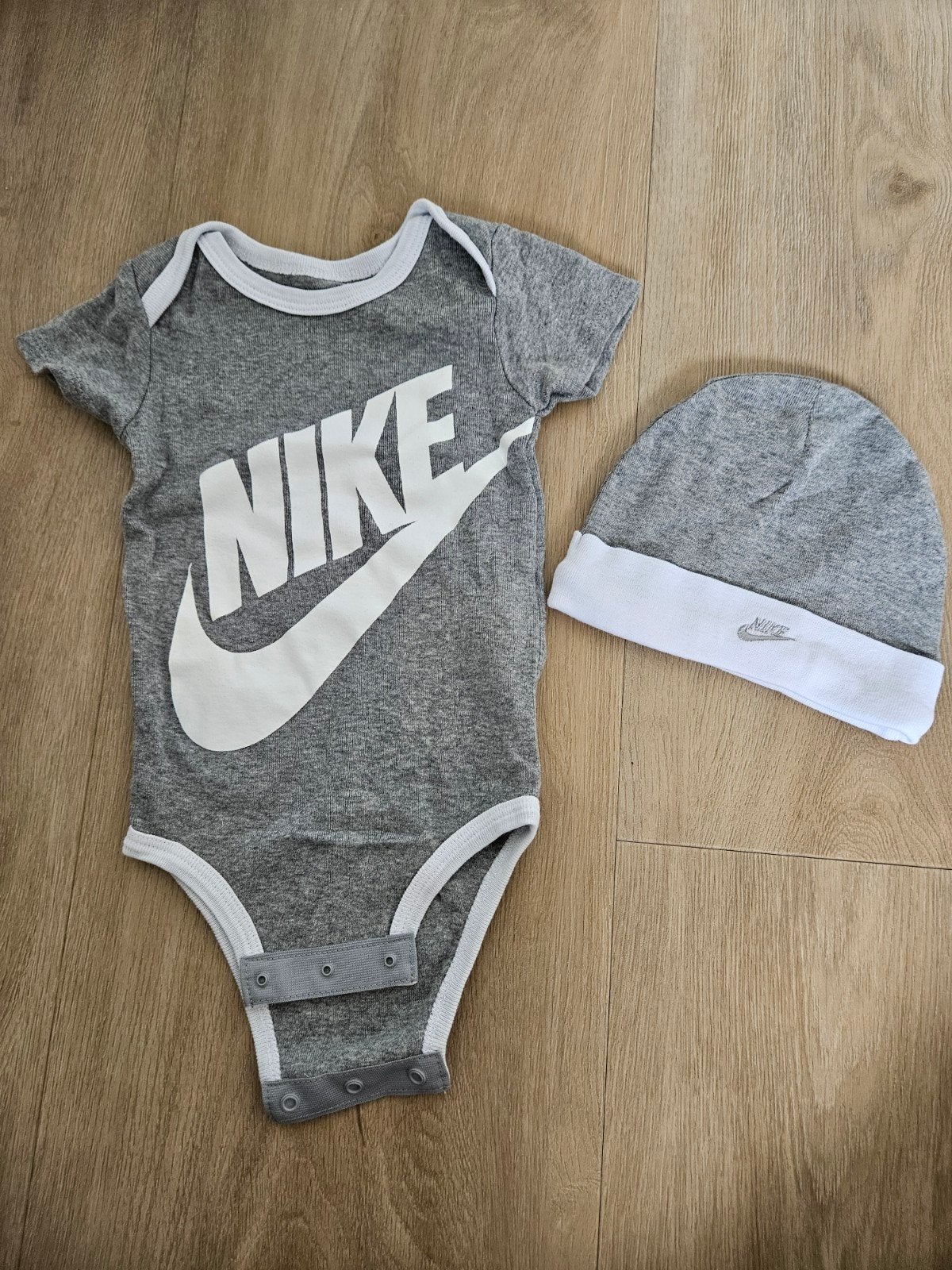 Nike baby romper en mutsje set - Grijs (6-12M), Ophalen of Verzenden, Zo goed als nieuw, Nike, Jongetje of Meisje