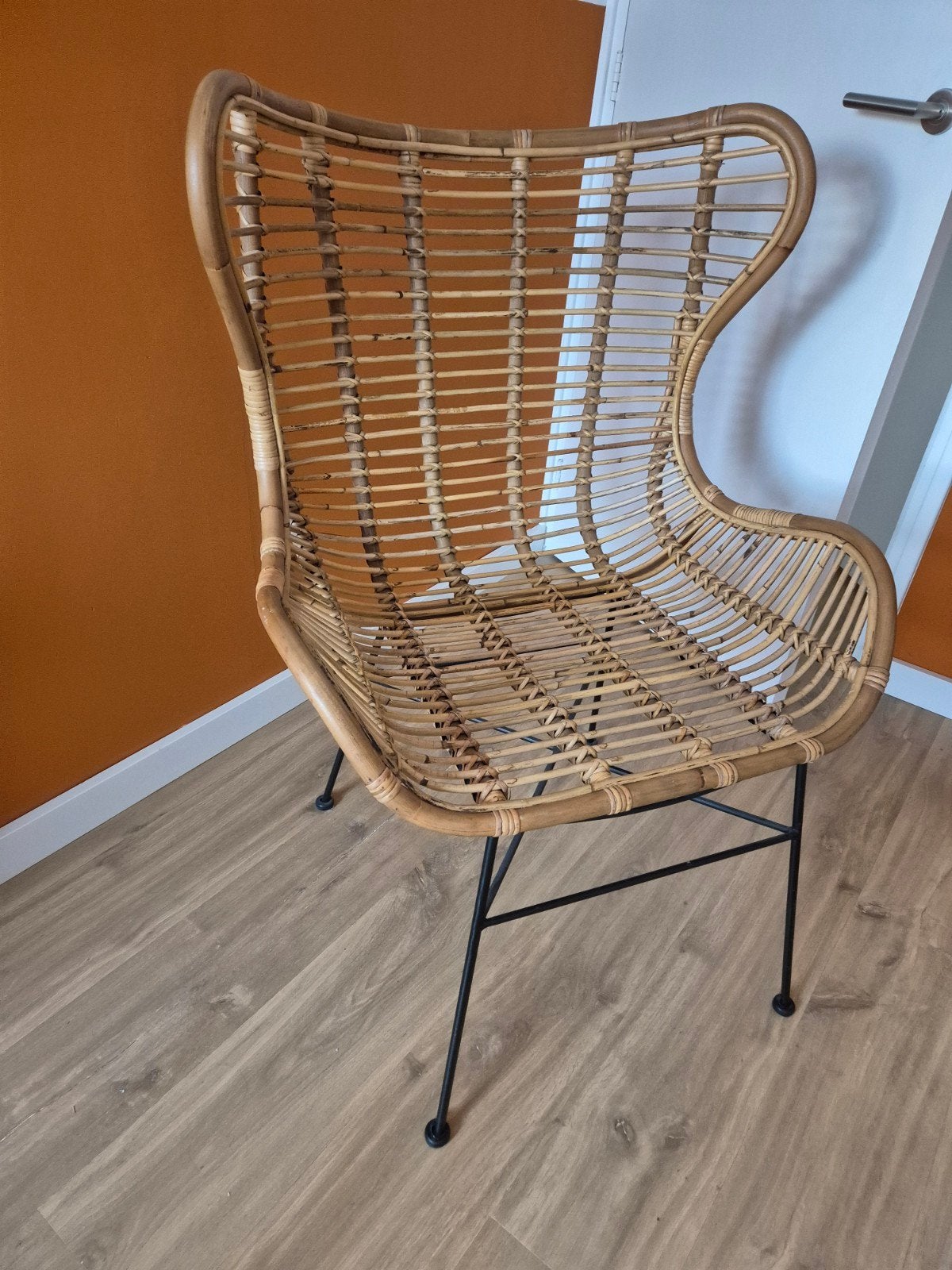 Mooie rotan stoel met metalen onderstel, Huis en Inrichting, Ophalen, Bruin, Bohemian, Modern, Nieuw