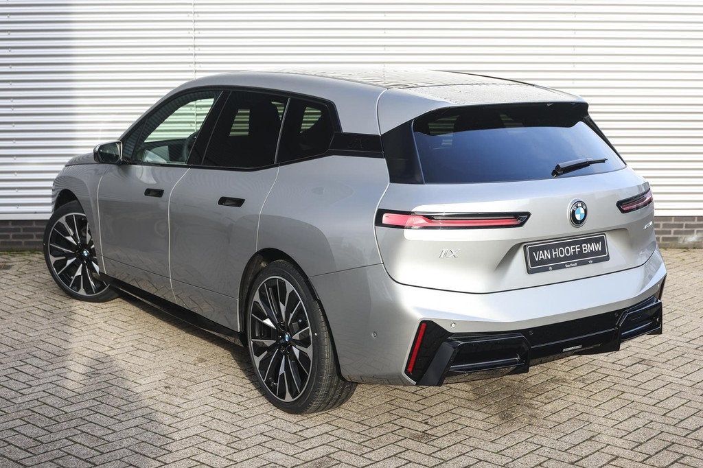 BMW iX xDrive60 M Sport / Panoramadak / Trekhaak / Adaptief, Auto's, BMW, Automaat, IX, Leder, 2480 kg