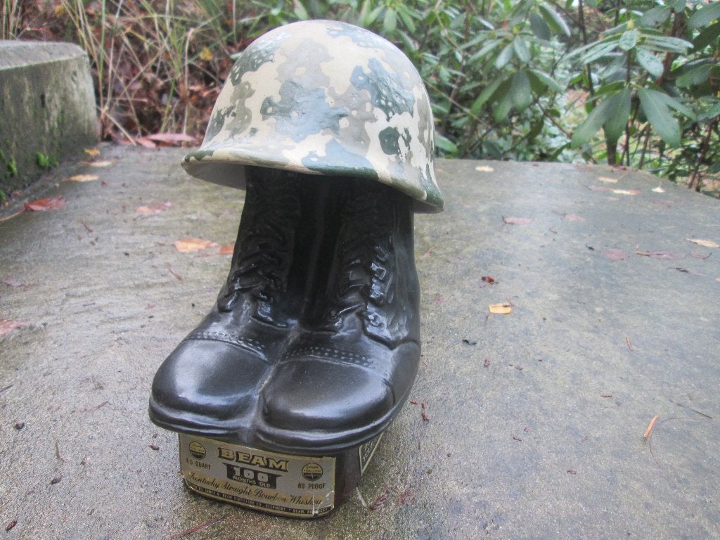 Fles JIM BEAM whiskey, legerschoenen en helm Vietnam periode, Ophalen of Verzenden, Landmacht, Nederland, Helm of Baret