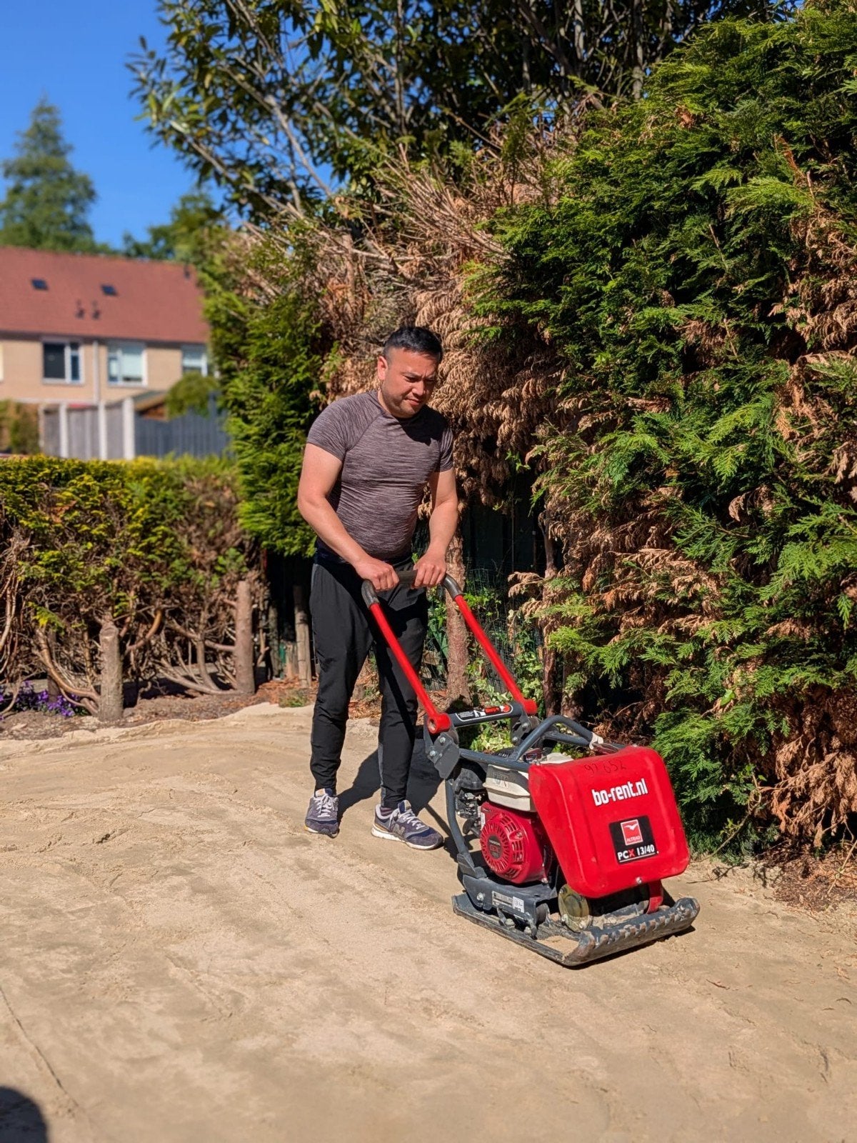 Tuinbestrating en schutting, Drie personen of meer