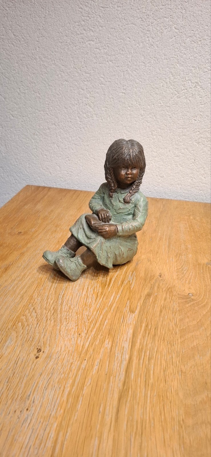 Keramieken beeldje van lezend meisje, Minder dan 20 cm, Ophalen of Verzenden, Beeld, Meerkleurig
