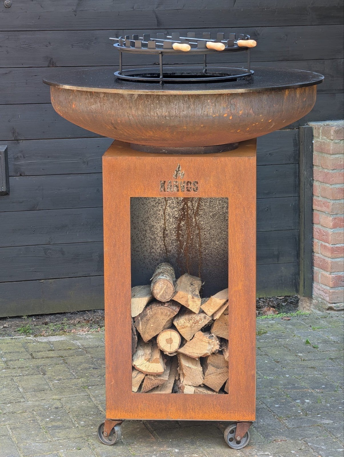 Verhuur BBQ Plancha met accessoires en sokkel op wielen, Tuin en Terras, Houtskoolbarbecues, Ophalen, Nieuw, Met accessoires
