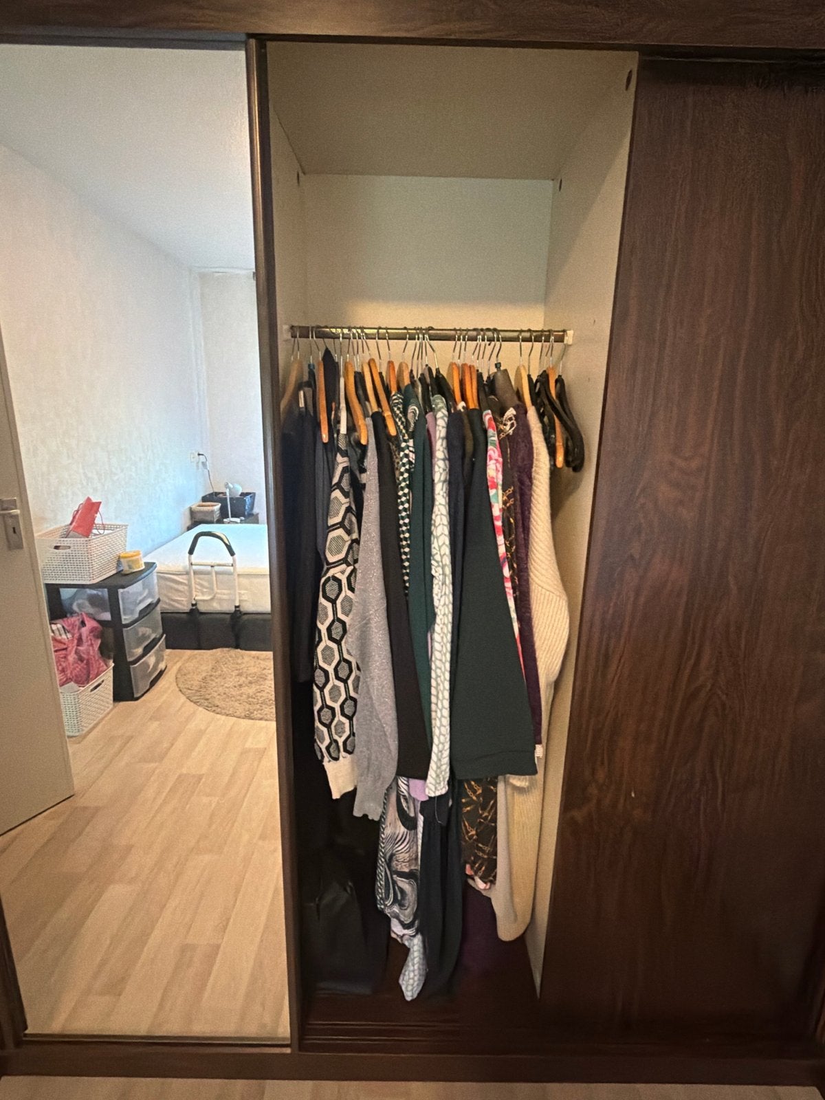 GRATIS Ruime kledingkast met schuifdeuren en spiegel, Huis en Inrichting, Kasten | Kledingkasten, Ophalen, Met plank(en), Gebruikt