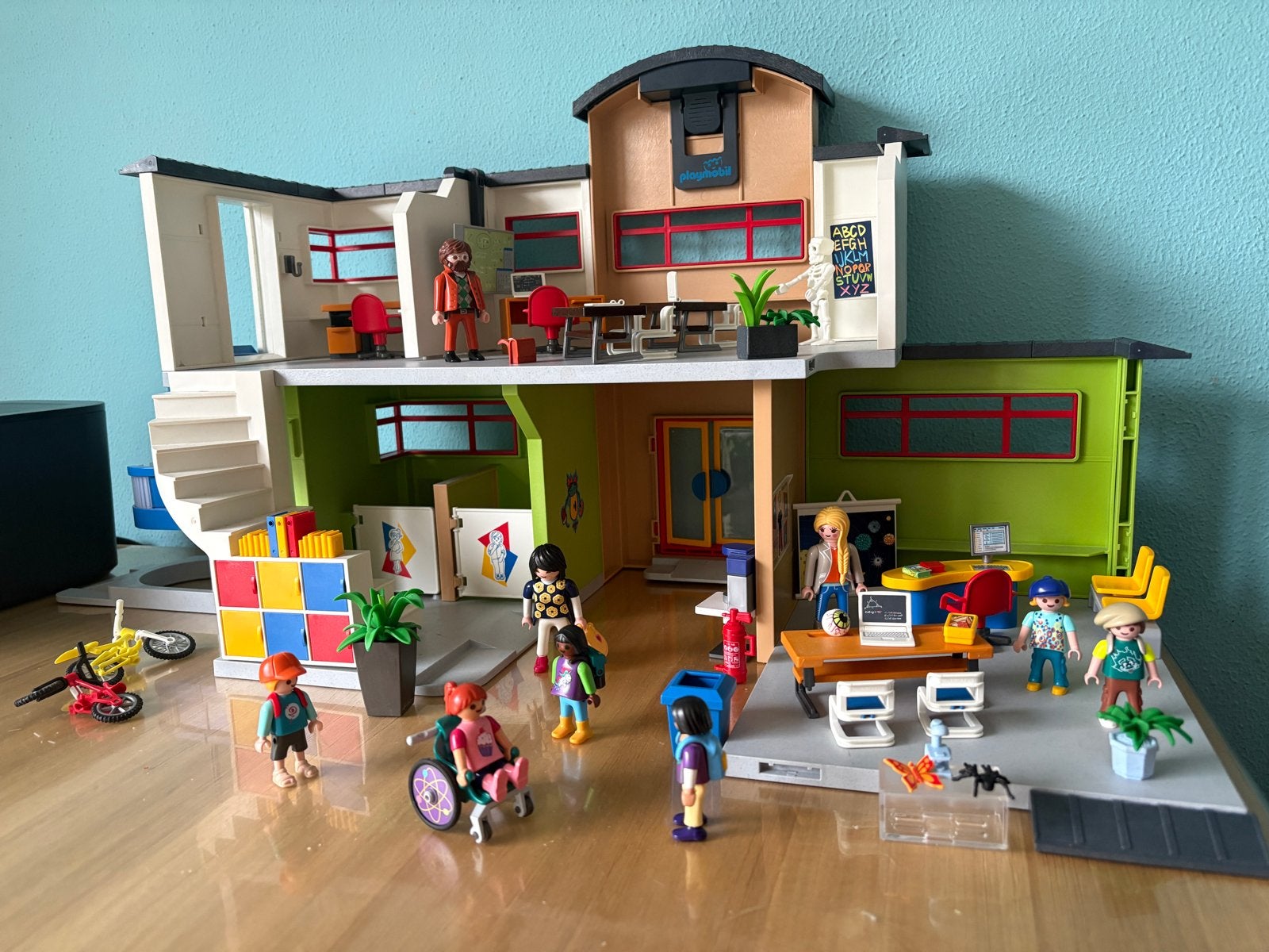 Playmobil School met inrichting en veel figuren 9543, Gebouw, Complete set, Ophalen of Verzenden, Zo goed als nieuw