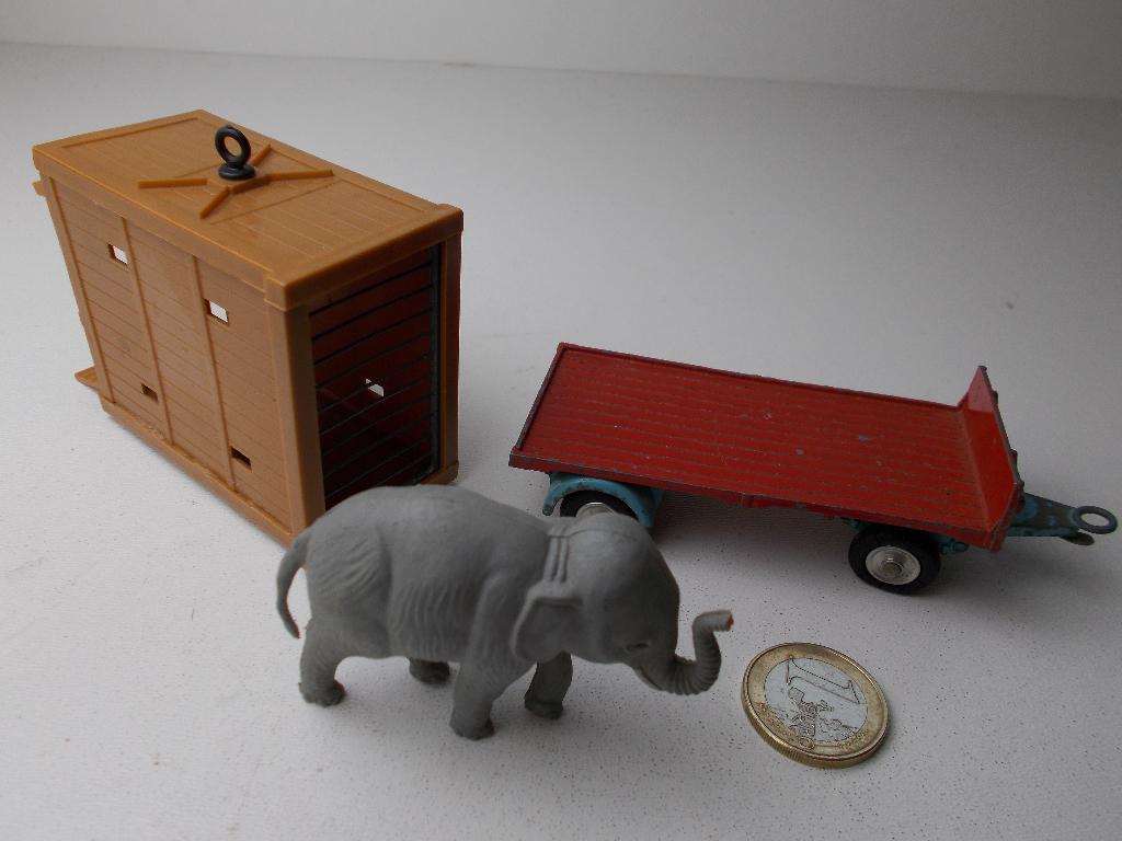 1962 Uit Giftset19 CHIPPERFIELDS TRAILER +ELEPHANT +CAGE -D-