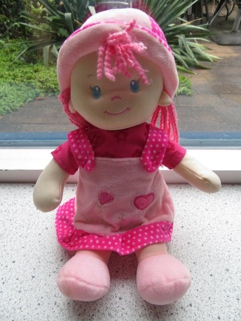 Zachte babypop pop in roze outfit wollen haren merk Tollkühn, Overige typen, Ophalen of Verzenden, Zo goed als nieuw, Middelgroot (20 tot 80 cm)