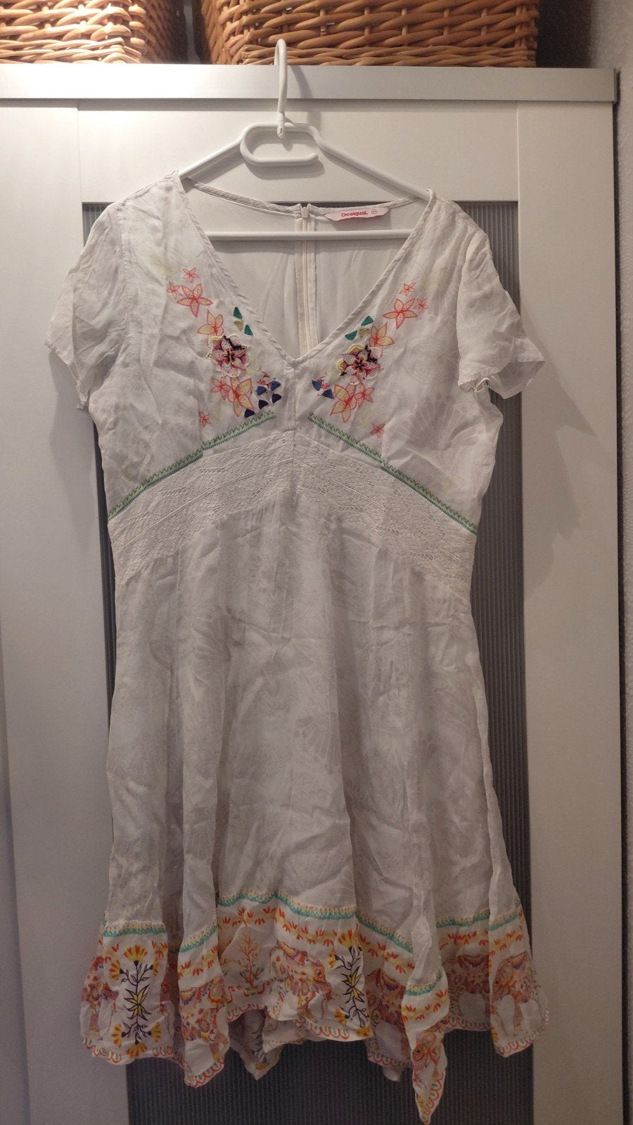 Desigual jurk maat 44 met bloemen en borduursels, Wit, Maat 42/44 (L), Ophalen of Verzenden, Zo goed als nieuw