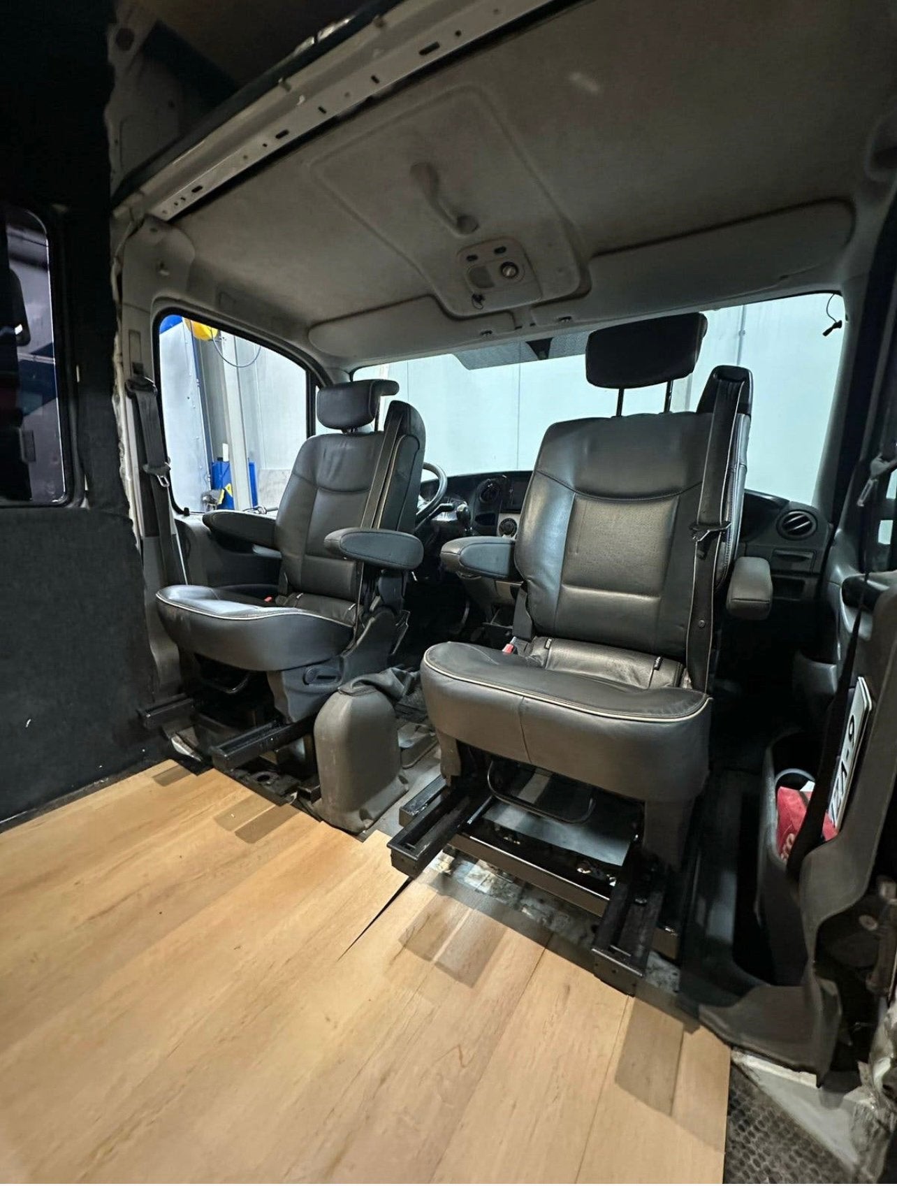 2 zwart leren stoelen 3p gordel mercedes 410-508-509-608-609, Auto-onderdelen, Interieur en Bekleding, Ophalen, Renault