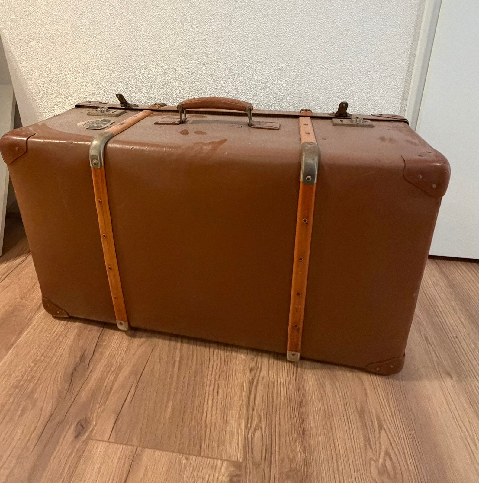 Oude decoratieve koffer met leuke details, Sieraden, Tassen en Uiterlijk, Koffers, Overige materialen, Gebruikt, 35 tot 45 cm