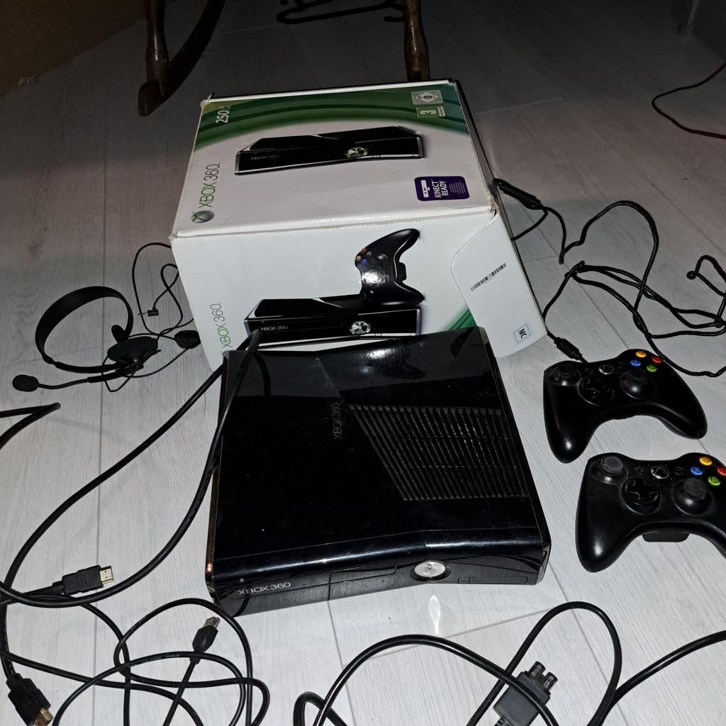 Xbox 360 S 250GB met 2 controllers, headset en 12 games, Spelcomputers en Games, Spelcomputers | Xbox 360, Met 2 controllers, Ophalen of Verzenden