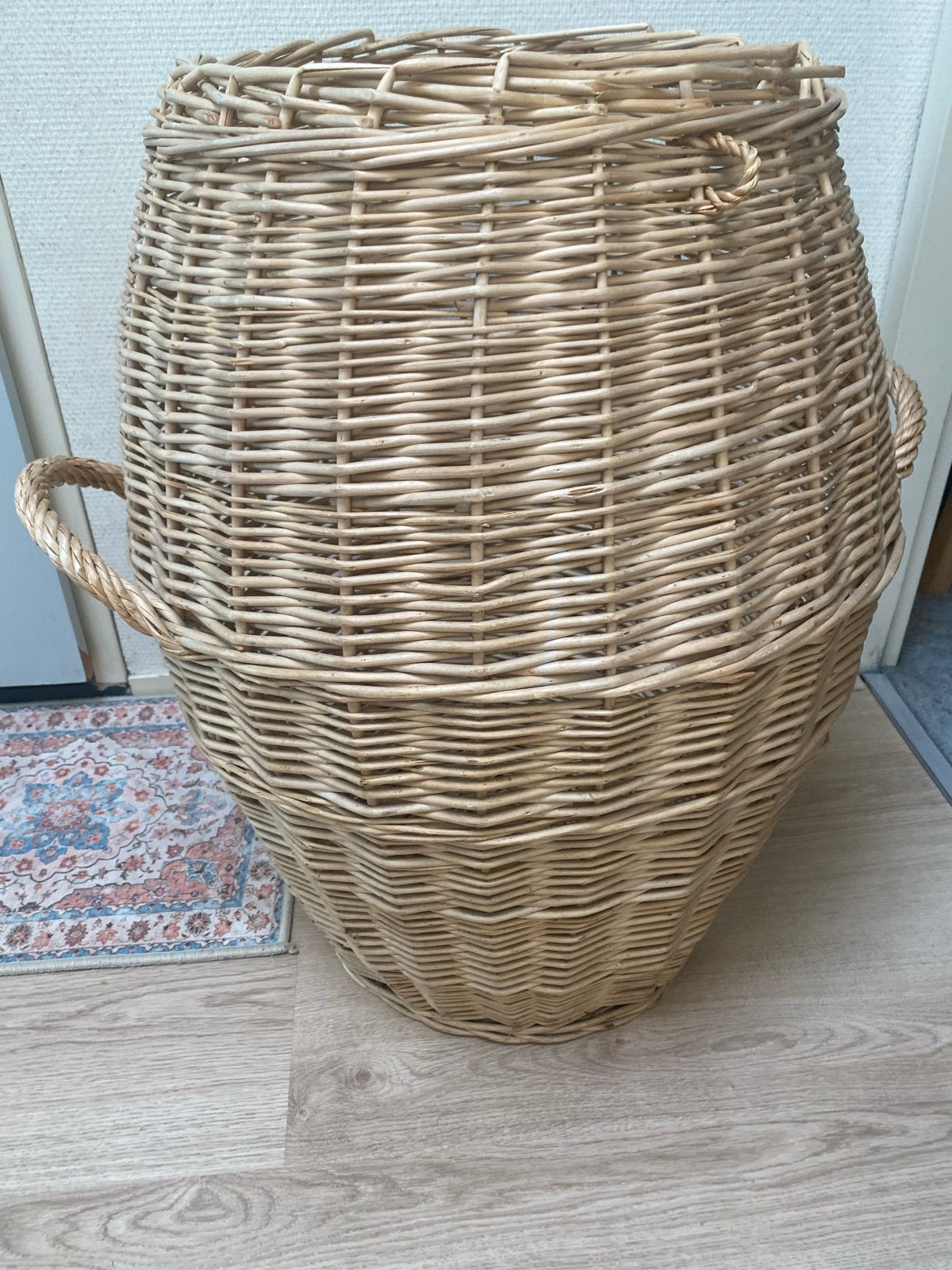 Grote rieten mand ovaal handgemaakt, Huis en Inrichting, Woonaccessoires | Schalen en Manden, Ophalen, Gebruikt, Gevlochten, Mand