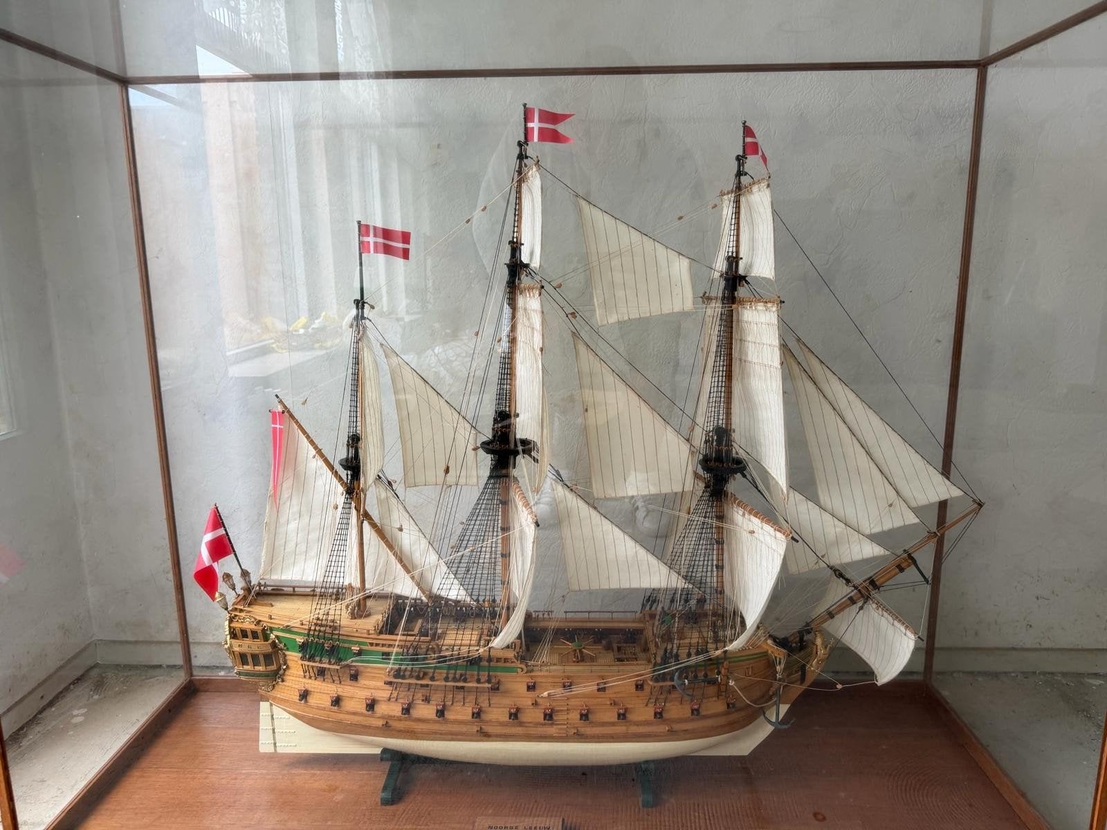 Gedetailleerd scheepsmodel Noorse Leeuw Anno 1765, Ophalen, Zo goed als nieuw