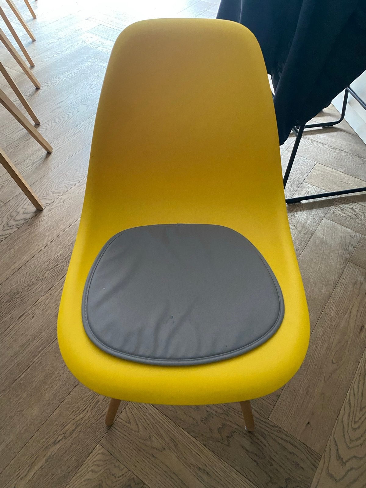 Gele Eames stoel met grijs zitkussen, Kunststof, Overige kleuren, Ophalen of Verzenden, Zo goed als nieuw