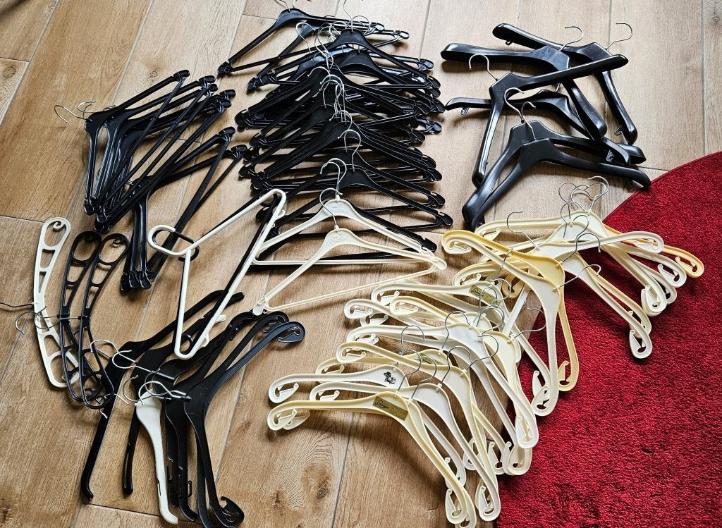 74 stuks Kledinghangers wit en zwart, Ophalen of Verzenden, Zo goed als nieuw, Kunststof, Volwassenen