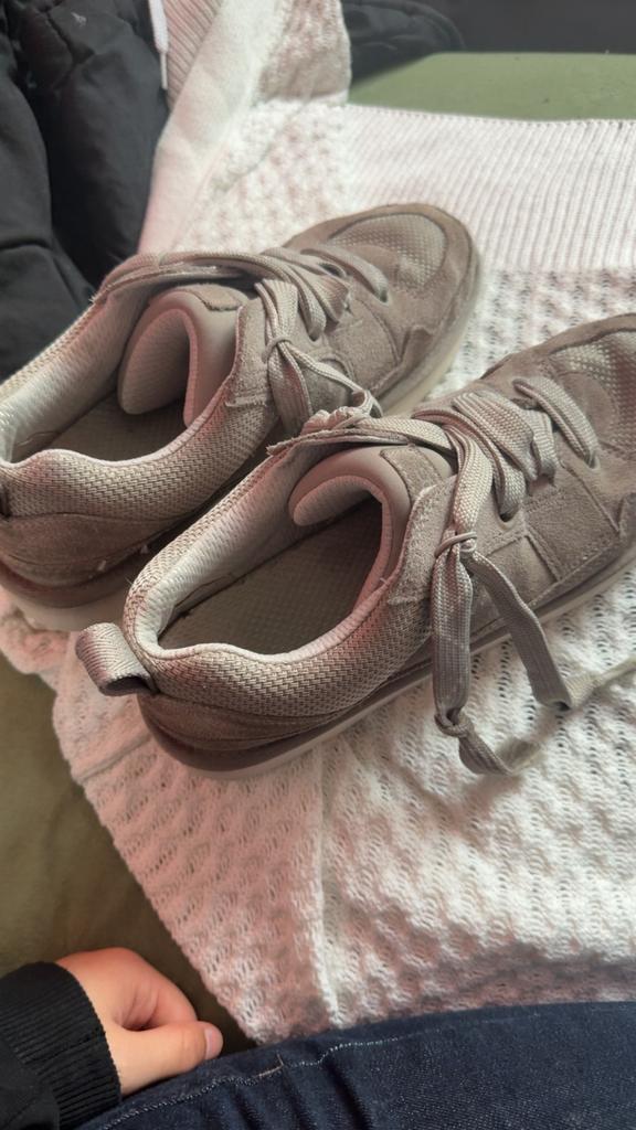 UGG lowmel grijs maat 42 ik wil ze weg hebben, Ophalen, Overige kleuren, Overige typen, Gedragen