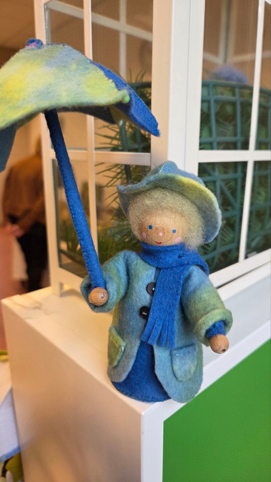 Handgemaakte vilten pop met paraplu, ca. 20 cm hoog, Ophalen of Verzenden, Gebruikt, Jongen of Meisje
