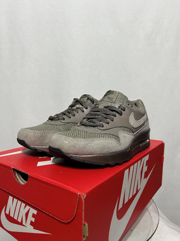 ALS NIEUW! Maat 40 - Nike Air Max 1 Premium Iron Metallic, Kleding | Dames, Schoenen, Overige kleuren, Verzenden, Nike, Nike