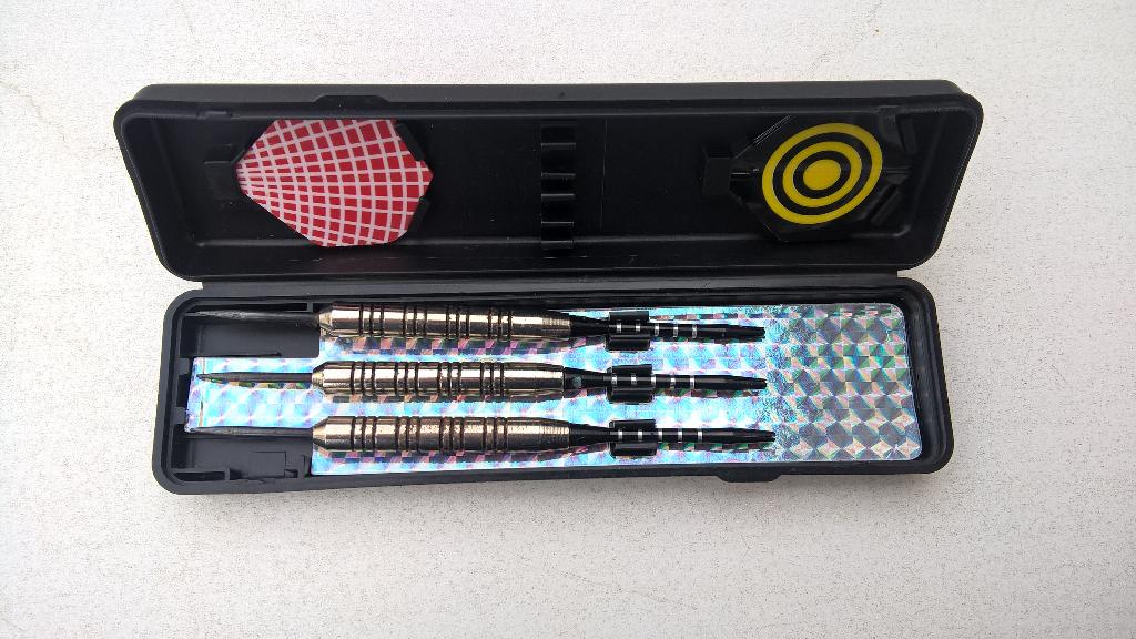 TE koop aangeboden mooi darts bord pijlen. doe gepast bod., Sport en Fitness, Darts, Ophalen of Verzenden, Nieuw, Pijlen