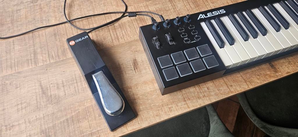 Alesis V61 MIDI Keyboard + Voetpedaal, Ophalen