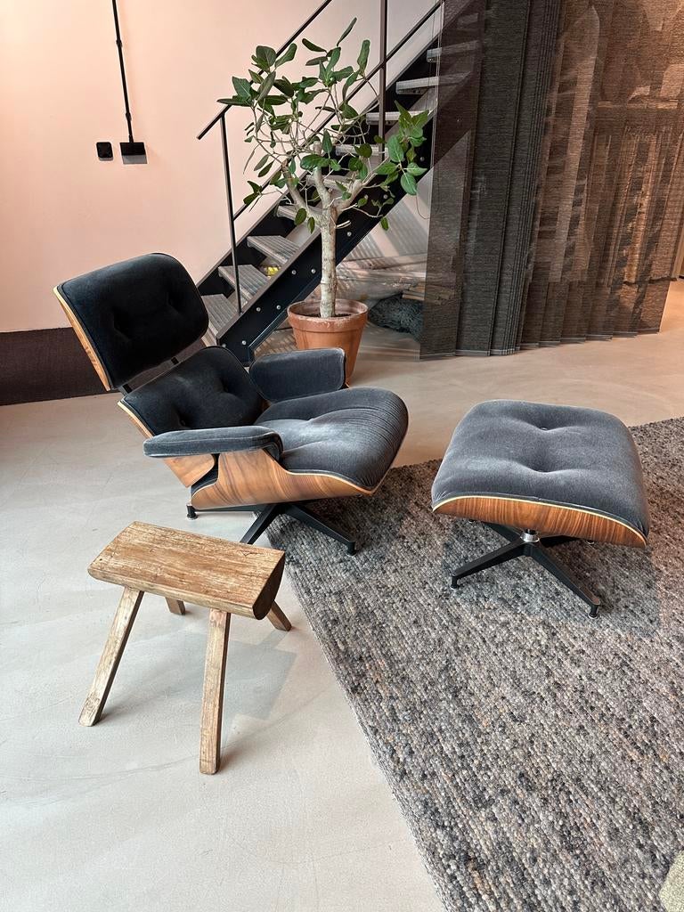 Eames Herman Miller lounge Chair mohair walnoot Vitra design, Ophalen, Herman Miller, Inc. 855 East Main Ave PO Box 302 Zeeland, Michigan 49464-0302 United States of America