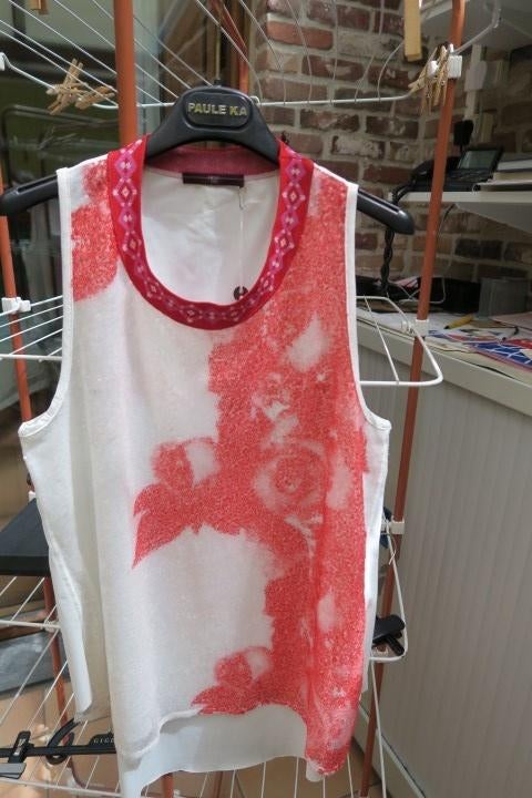 Topje nieuw rood wit pailletjes High Tech mt 42, Kleding | Dames, Tops, Nieuw, Maat 42/44 (L), Rood, Zonder mouw, Ophalen of Verzenden