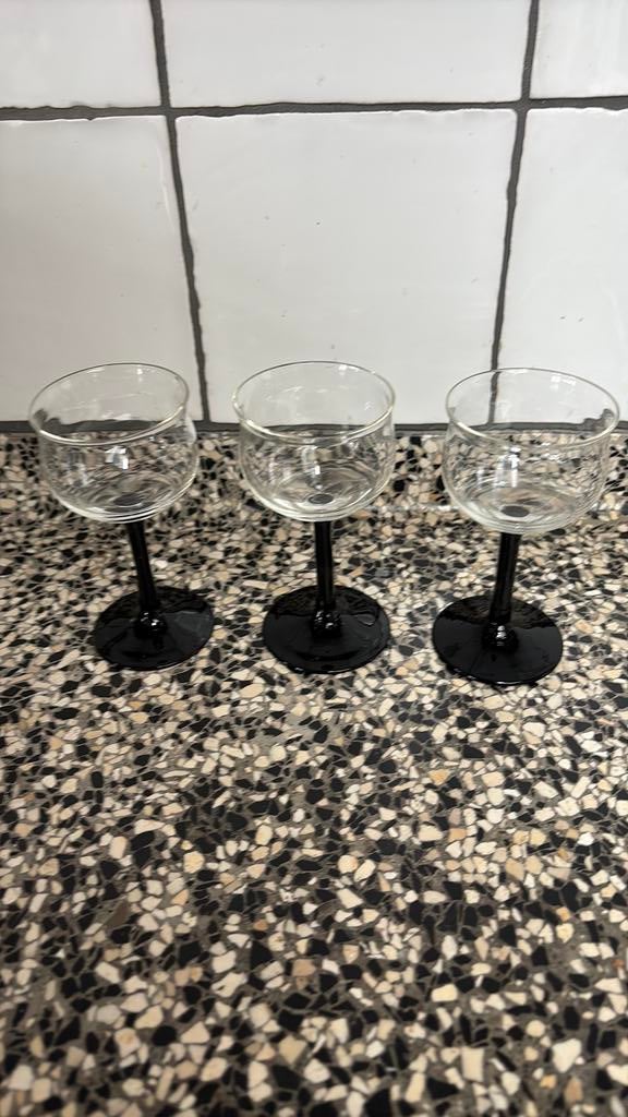 LIKEURGLAASJES met zwart voetje 3 stuks, Ophalen of Verzenden, Zo goed als nieuw, Overige typen