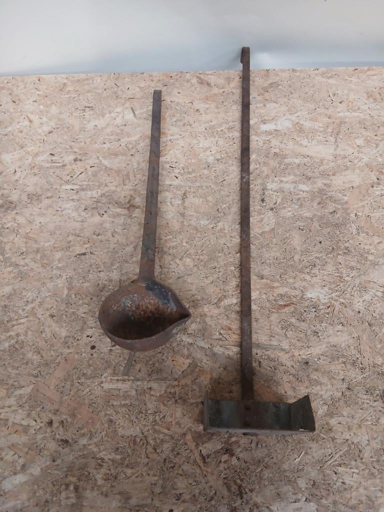Oude ijzeren gieterij gereedschap kroes haard opgietlepel, Ophalen of Verzenden