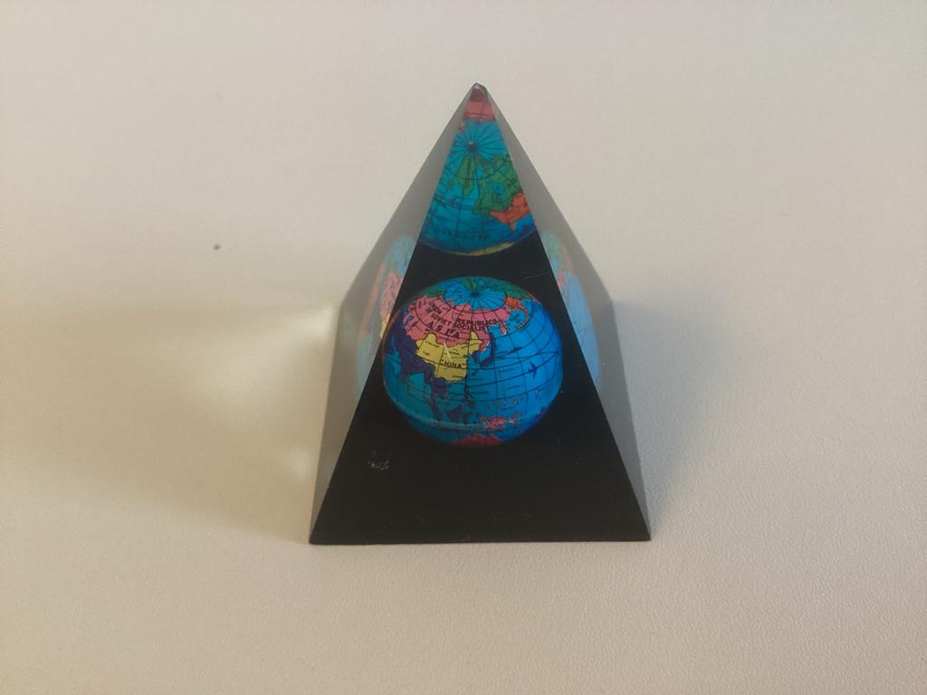 Vintage Plexiglas Piramide met Wereldbol, Ophalen of Verzenden, Gebruikt