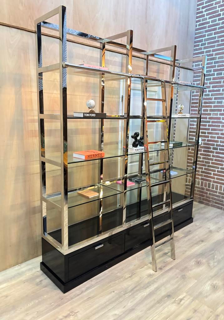 Boekenkast zilver chroom met ladder / trap Eichholtz, Huis en Inrichting, Kasten | Boekenkasten, Zo goed als nieuw, 150 tot 200 cm