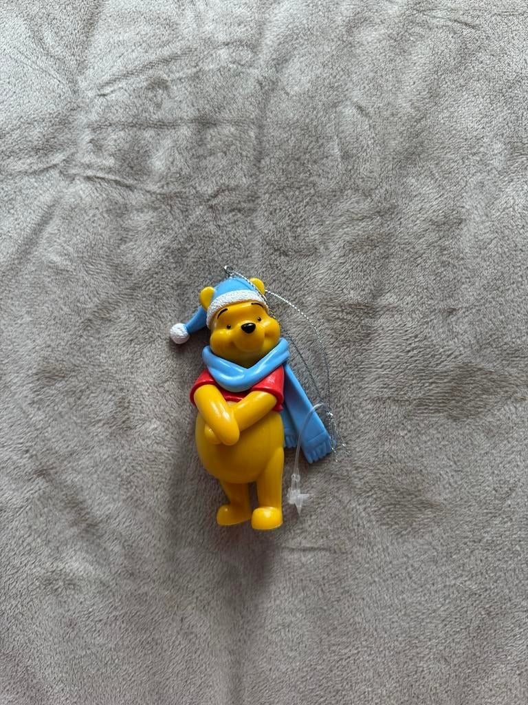 Winnie de Poeh ornament met Muts en Sjaal, Ophalen of Verzenden, Winnie de Poeh of vrienden, Zo goed als nieuw, Beeldje of Figuurtje