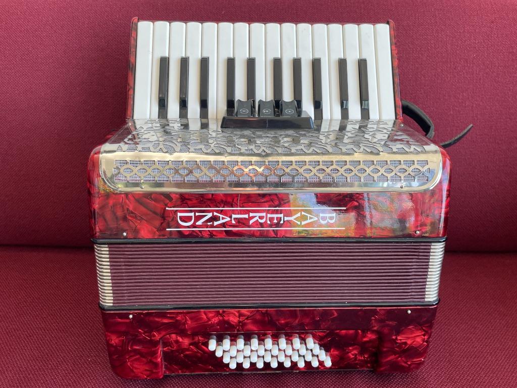 Z.g.a.n. kleine duitse Bayerland accordeon . 48 bas ., Muziek en Instrumenten, Accordeons, 48-bas, Met koffer, Zo goed als nieuw