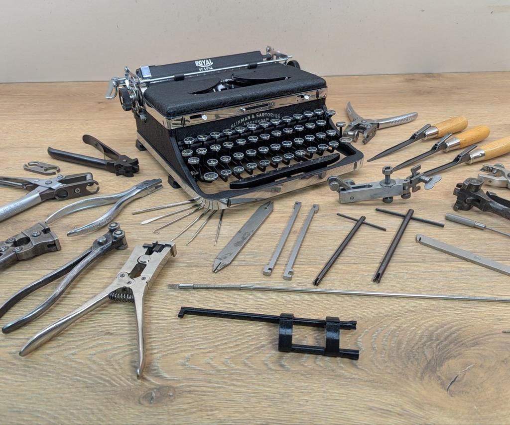 GEZOCHT: Typemachine / schrijfmachine gereedschap, Antiek en Kunst, Antiek | Gereedschap en Instrumenten, Ophalen of Verzenden