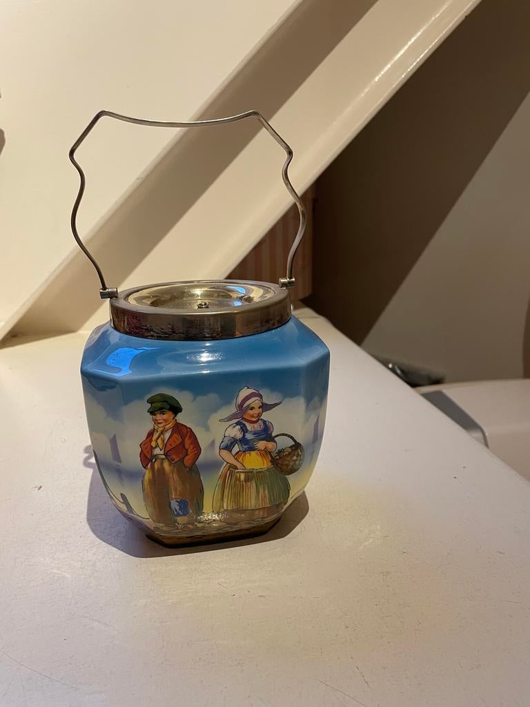 Oude Koektrommel met Hollands Tafereel, Ophalen