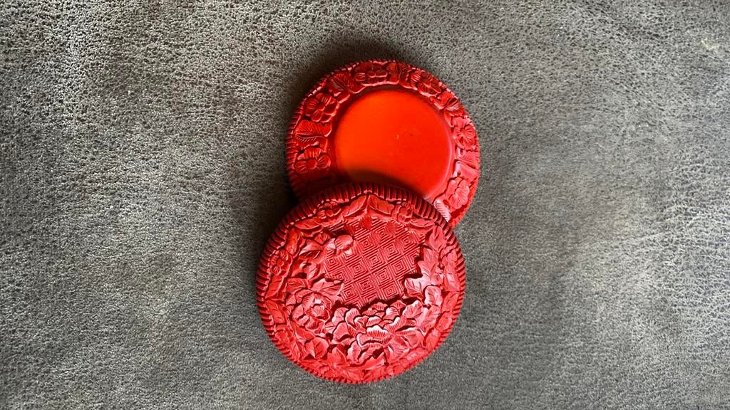 handgesneden Chinees cinnaber lakkistje  pioenroosontwerp., Antiek en Kunst, Curiosa en Brocante, Ophalen of Verzenden