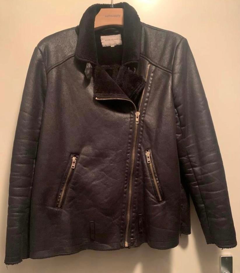 Zwarte lederlook lammy River Island Mt 44, Kleding | Dames, Jassen | Winter, Ophalen of Verzenden, Gedragen, Maat 42/44 (L), Zwart