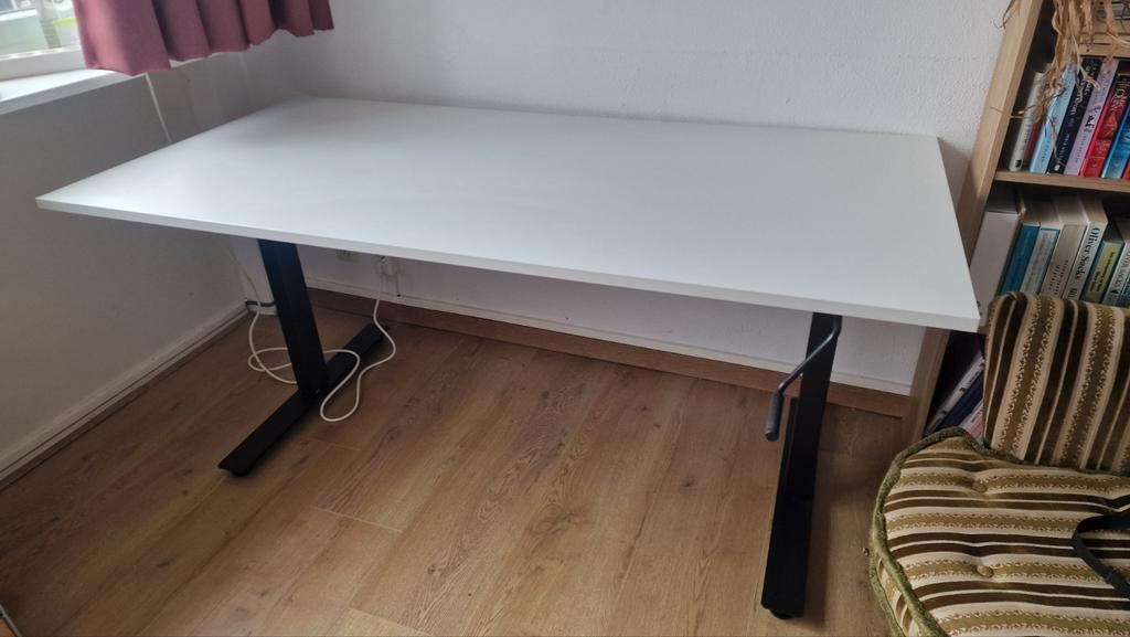Bureau zit/sta Trotten Ikea, wit/antraciet, Huis en Inrichting, Bureaus, Ophalen, In hoogte verstelbaar, Zo goed als nieuw