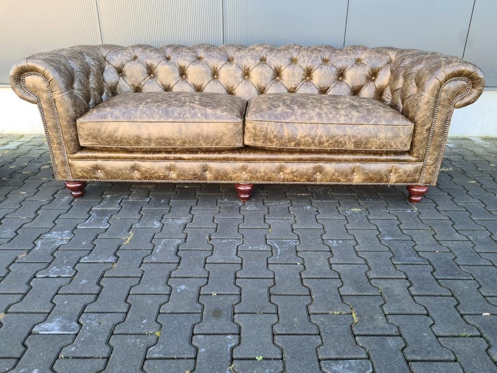 Nieuwe ruime Engelse Chesterfield bank + BEZORGING GRATIS, Chesterfield, Nieuw, Leer, Ophalen of Verzenden