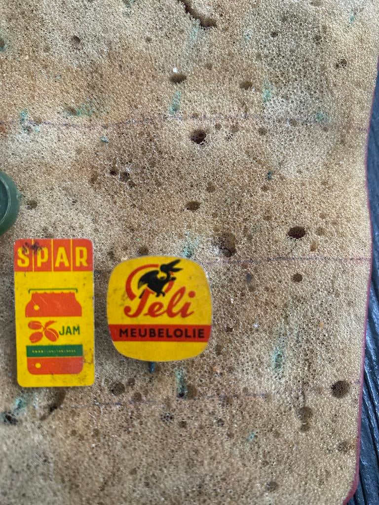 Vintage Feli Meubelolie Speldje, Ophalen of Verzenden, Gebruikt, Merk, Speldje of Pin