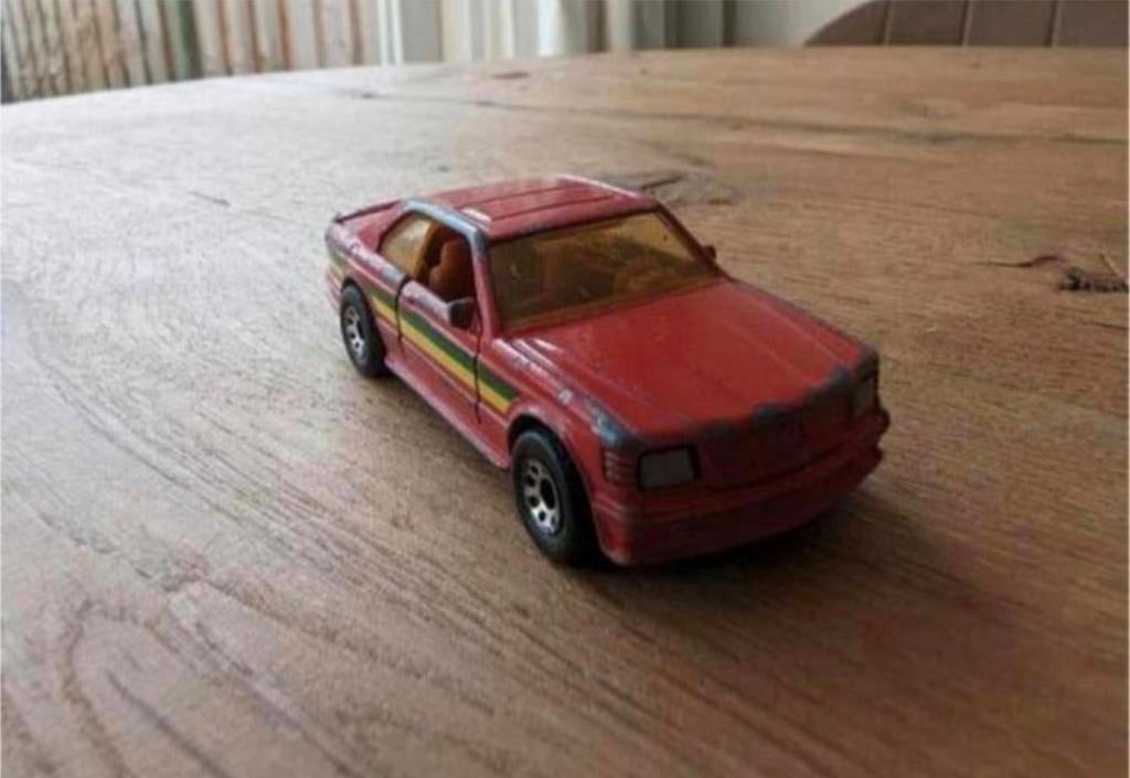 Matchbox Mercedes-Benz 500 SEC (1984) – 1:64, Hobby en Vrije tijd, Ophalen of Verzenden, Gebruikt, Auto