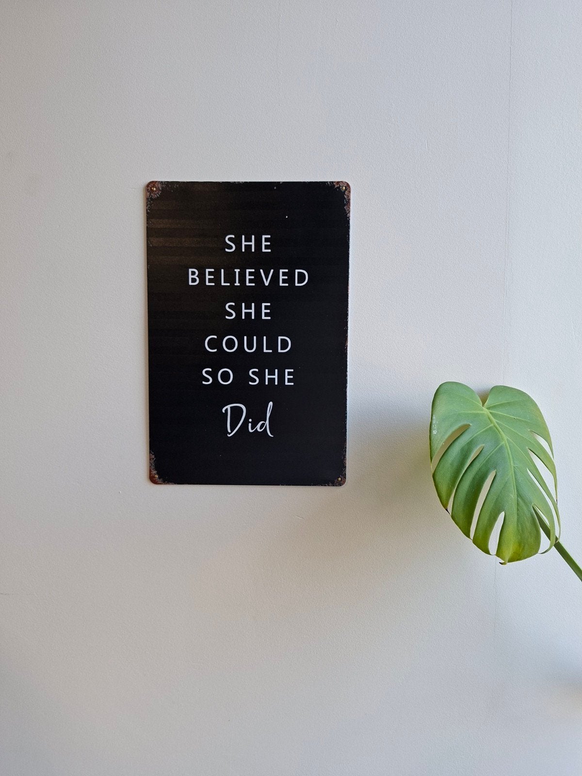 Inspirerend metalen wandbord 'She Believed' 20x30cm, Huis en Inrichting, Metaal, 30 cm, 20 cm, Zwart