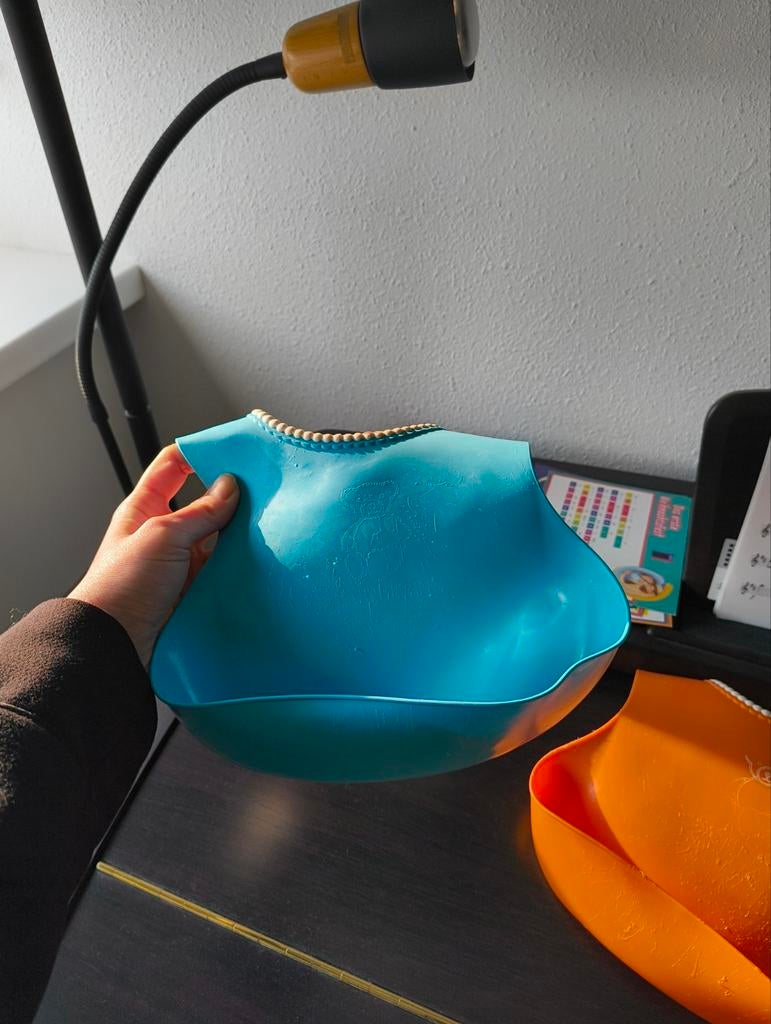 Handige siliconen slabber met opvangbakje, Kinderen en Baby's, Babyvoeding en Toebehoren, Ophalen of Verzenden, Gebruikt, Overige typen